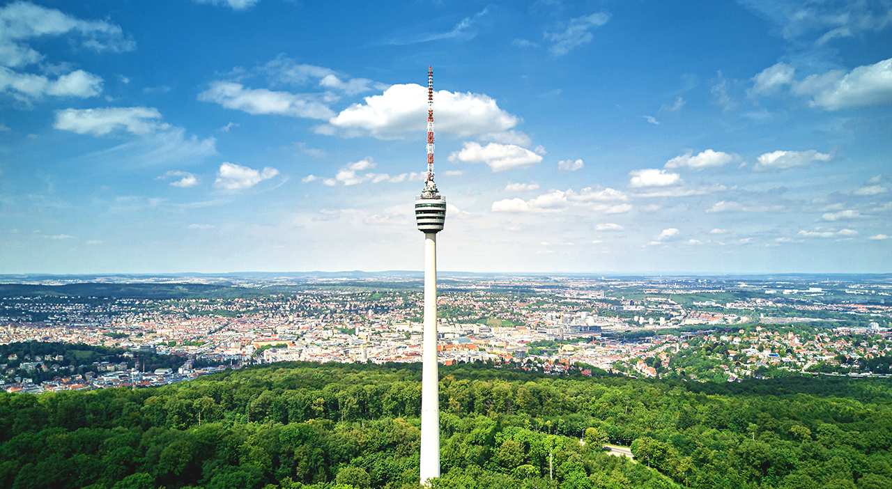 Der Fernsehturm Stuttgarts mit der Stadt im Hintergrund