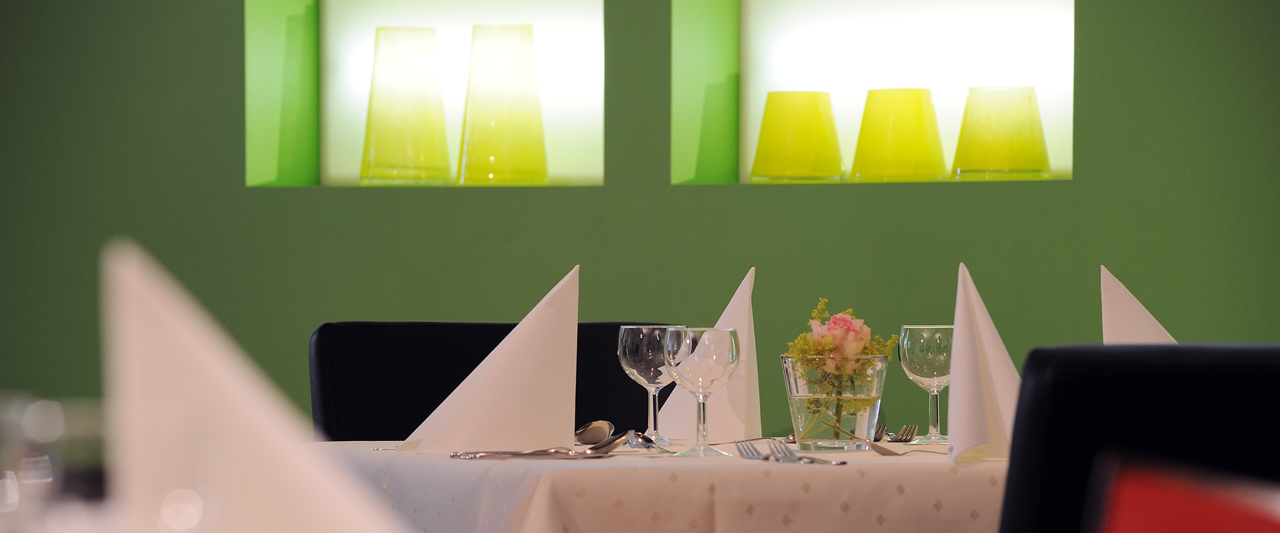 Ein gedeckter Tisch in einem Restaurant