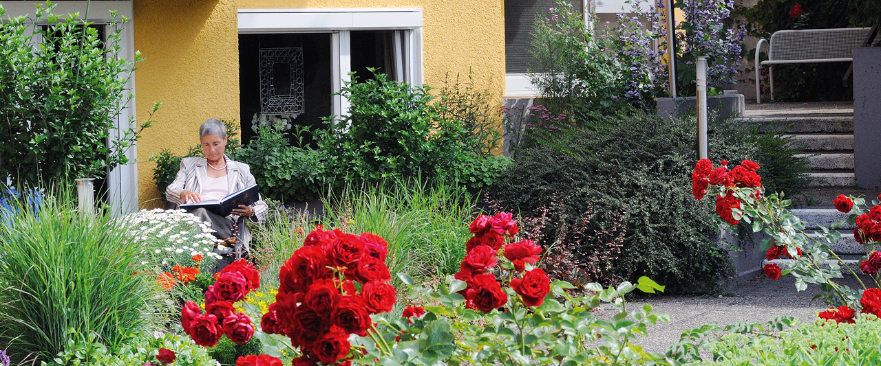 Bewohnerin auf der Terrasse ihrer Wohnung im Augustnum Überlingen
