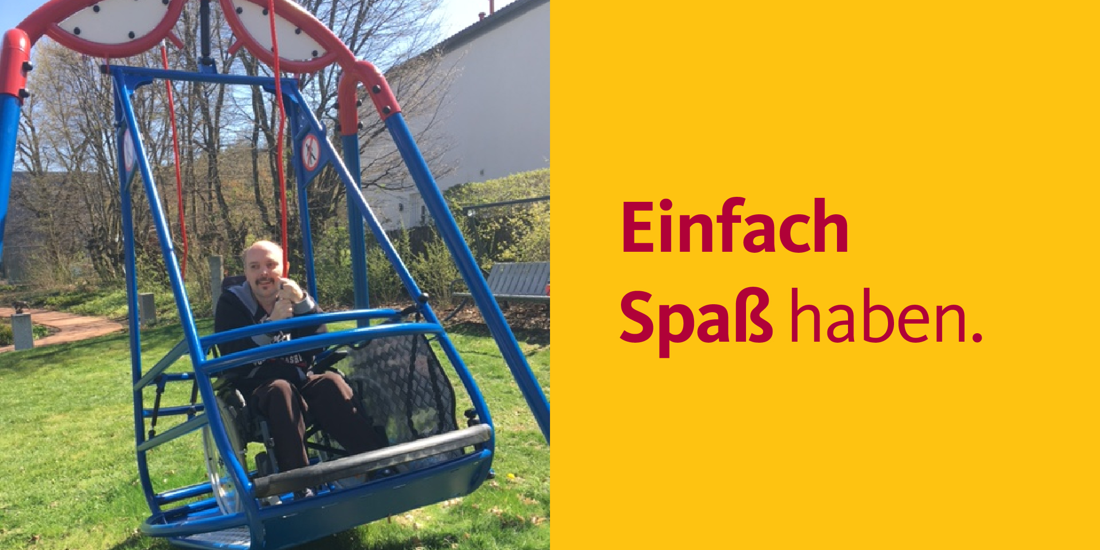 Eine Rollstuhl-Schaukel und daneben die Worte "Einfach Spaß haben"