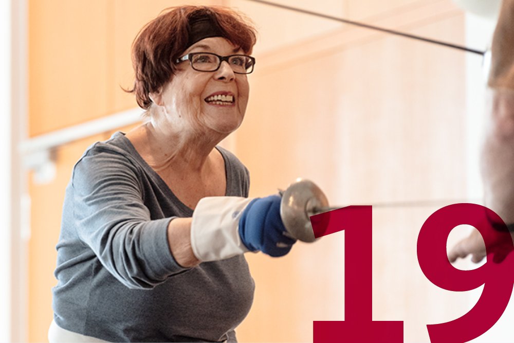 Eine Seniorin beim Fechten