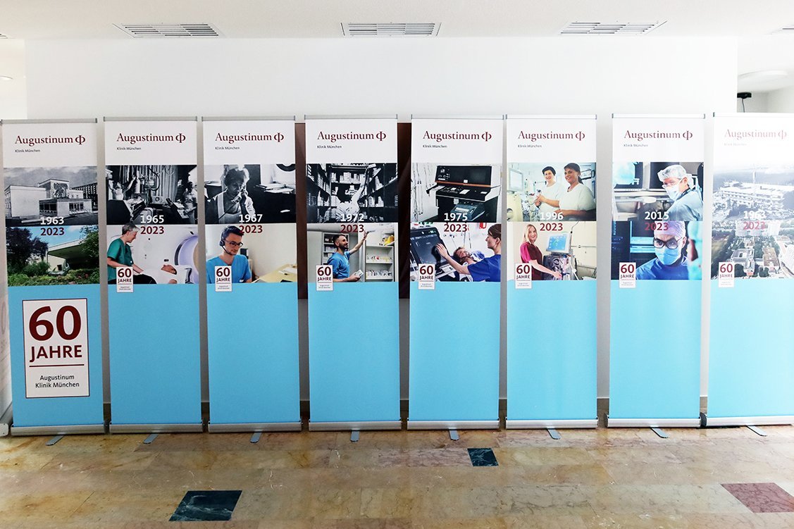Darstellung der Entwicklung der Augustinum Klinik im Theaterfoyer