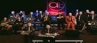 viele Musiker mit ihren Instrumenten