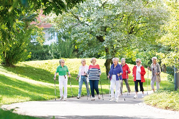 Seniorinnengruppe beim Nordic Walkong