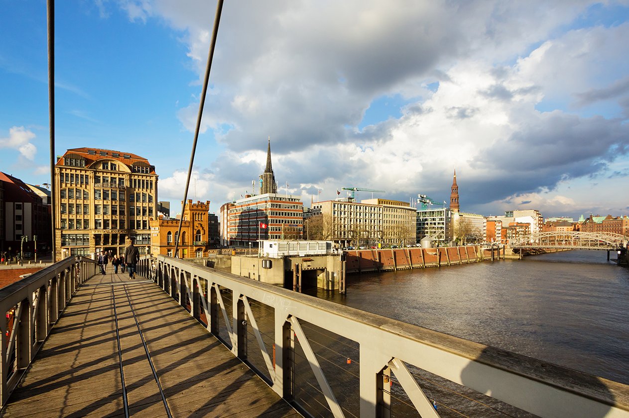 Eine Brücke über die Elbe mit Gebäuden im Hintergrund