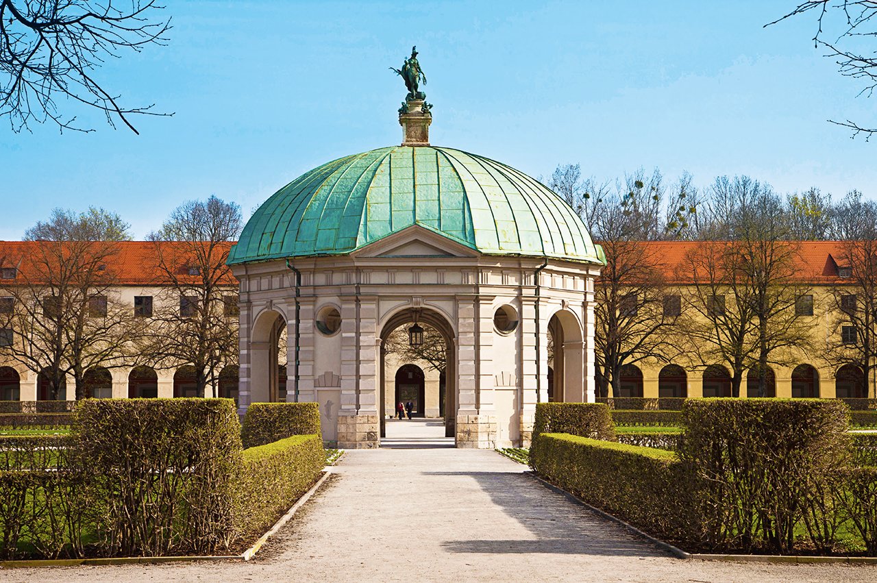 Die Münchner Innenstadt mit Sehenswürdigkeiten wie dem Hofgarten ist dank der hervorragenden Anbindung an den öffentlichen Nahverkehr schnell zu erreichen. 