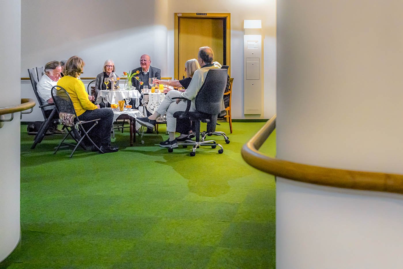 Flurparty mit sechs Senior*innen im Augustinum München-Neufriedenheim