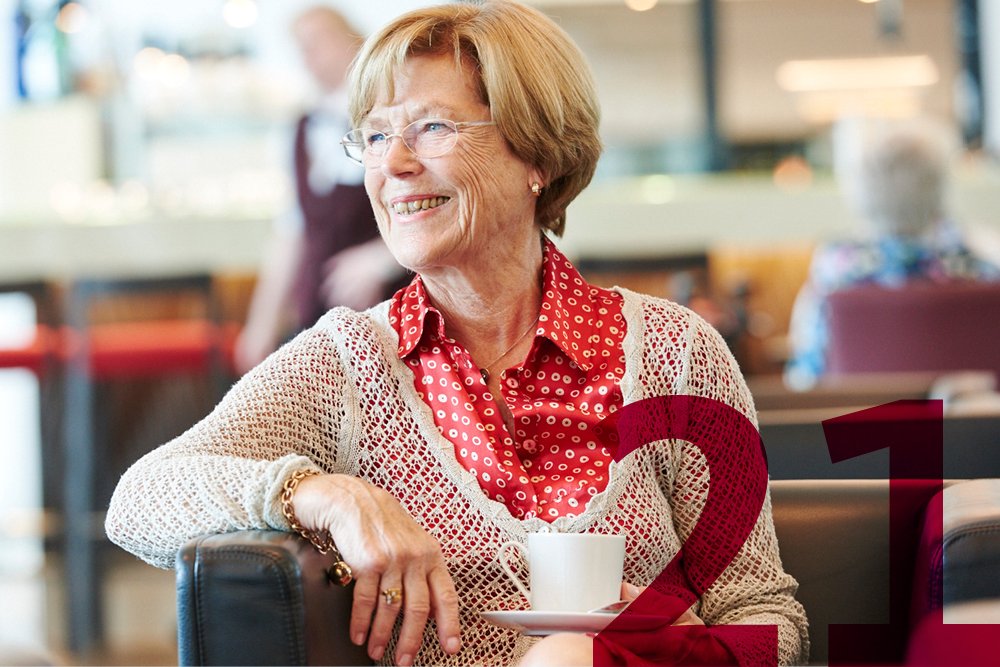 Eine Seniorin trinkt Kaffee