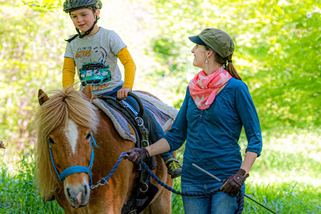 Ein Junge bei der Reittherapie