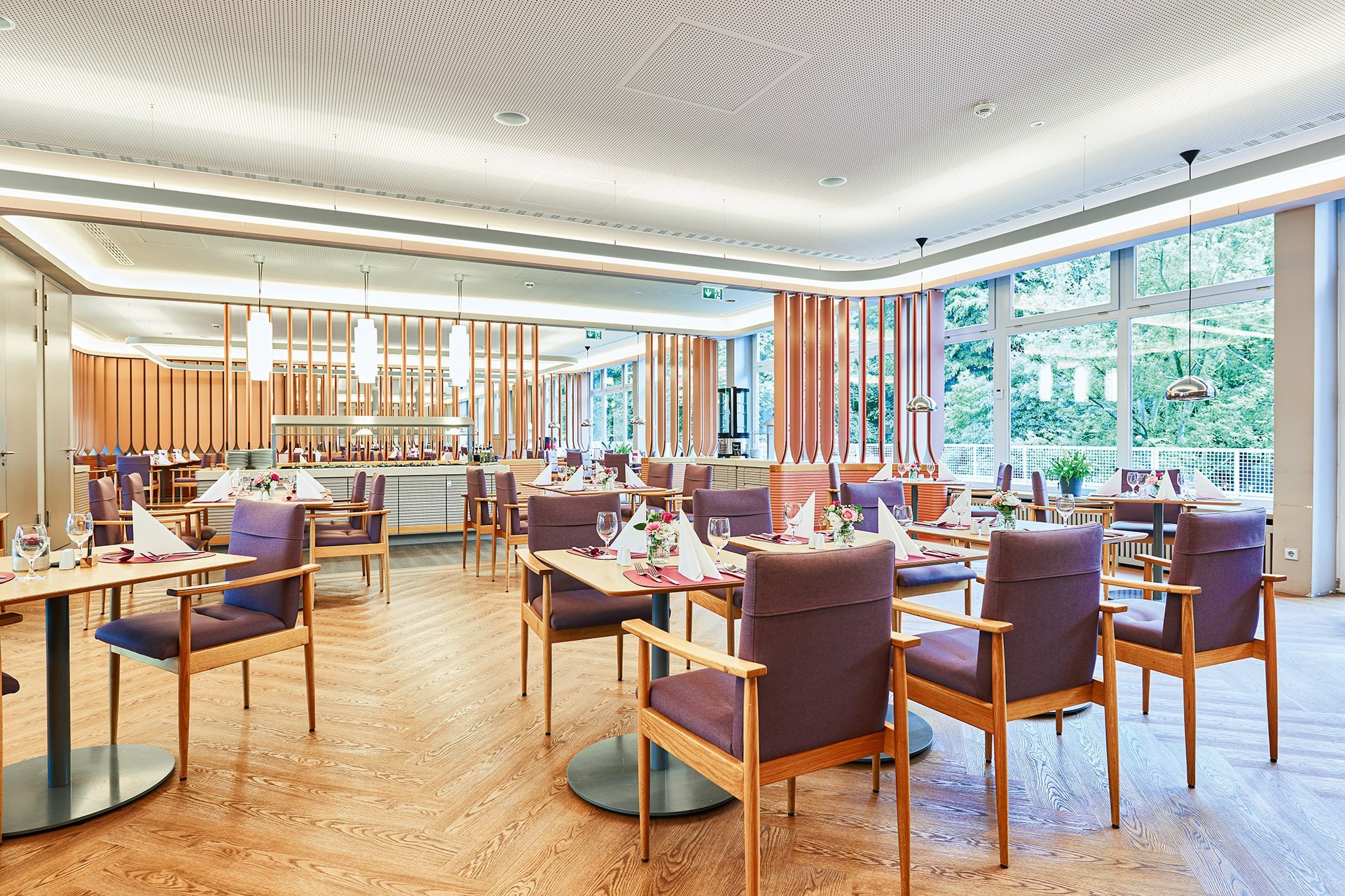 Gedeckte Tische in einem Restaurant mit großen Fenstern