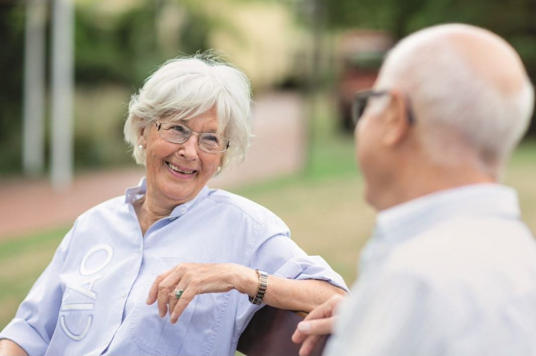 Zwei Senior*innen unterhalten sich 