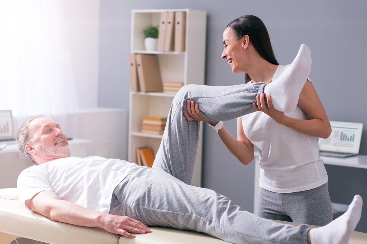 Eine Physiotherapeutin behandelt einen Patienten