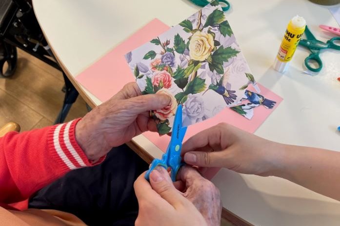 Eine Seniorin bastelt