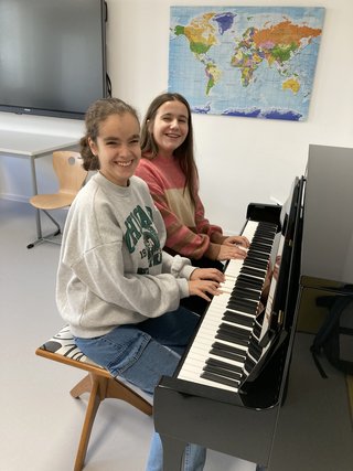 Wir freuen uns über ein gespendetes Klavier