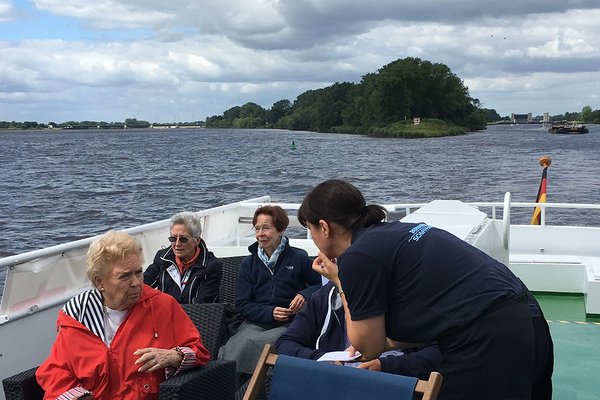 Senior*innen machen einen Ausflug auf einem Boot