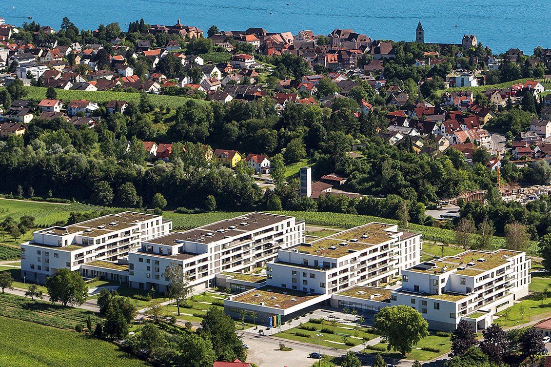 An einem der schönsten Flecken am Bodensee liegt das Augustinum Meersburg auf einer Hochfläche über der historischen Stadt.