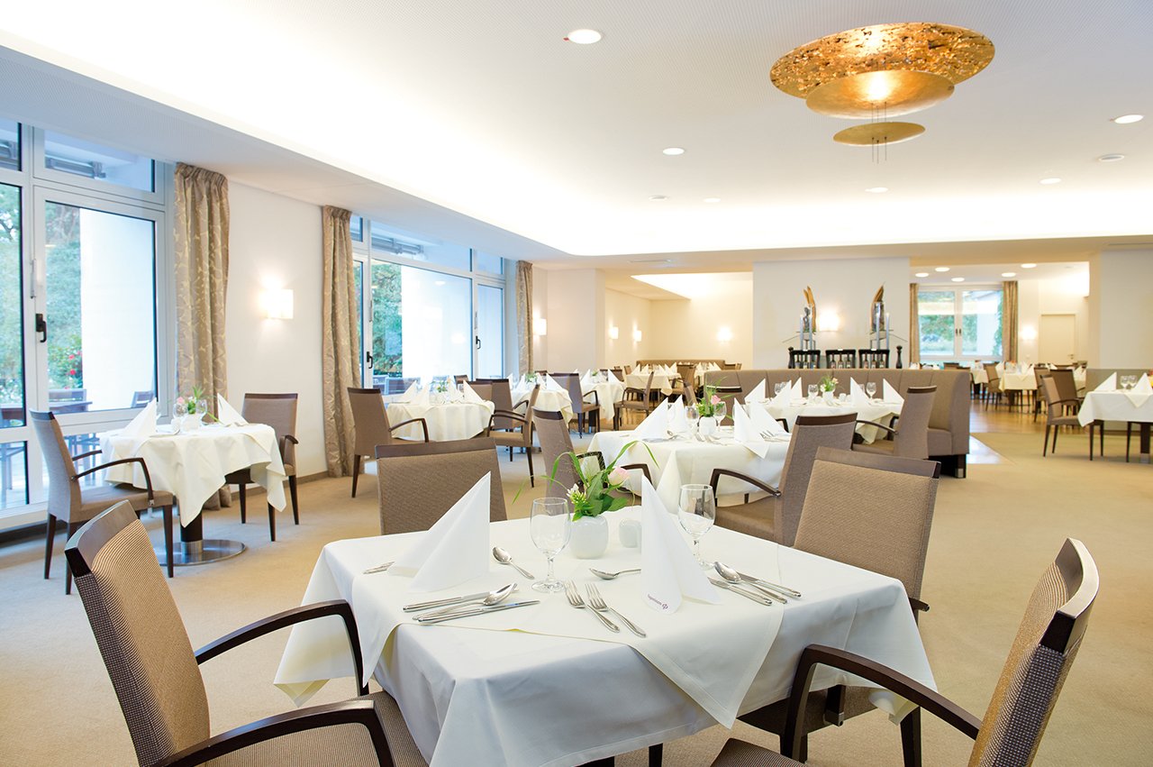 Das Restaurant ist nicht nur der kulinarische Mittelpunkt des Hauses, sondern auch der tägliche Treffpunkt der Bewohnerinnen und Bewohner.