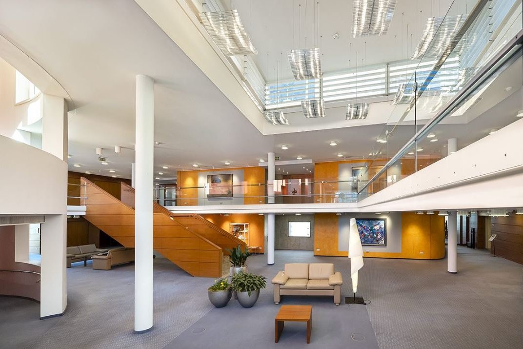 Großer Foyer mit Sitzmöglichkeiten