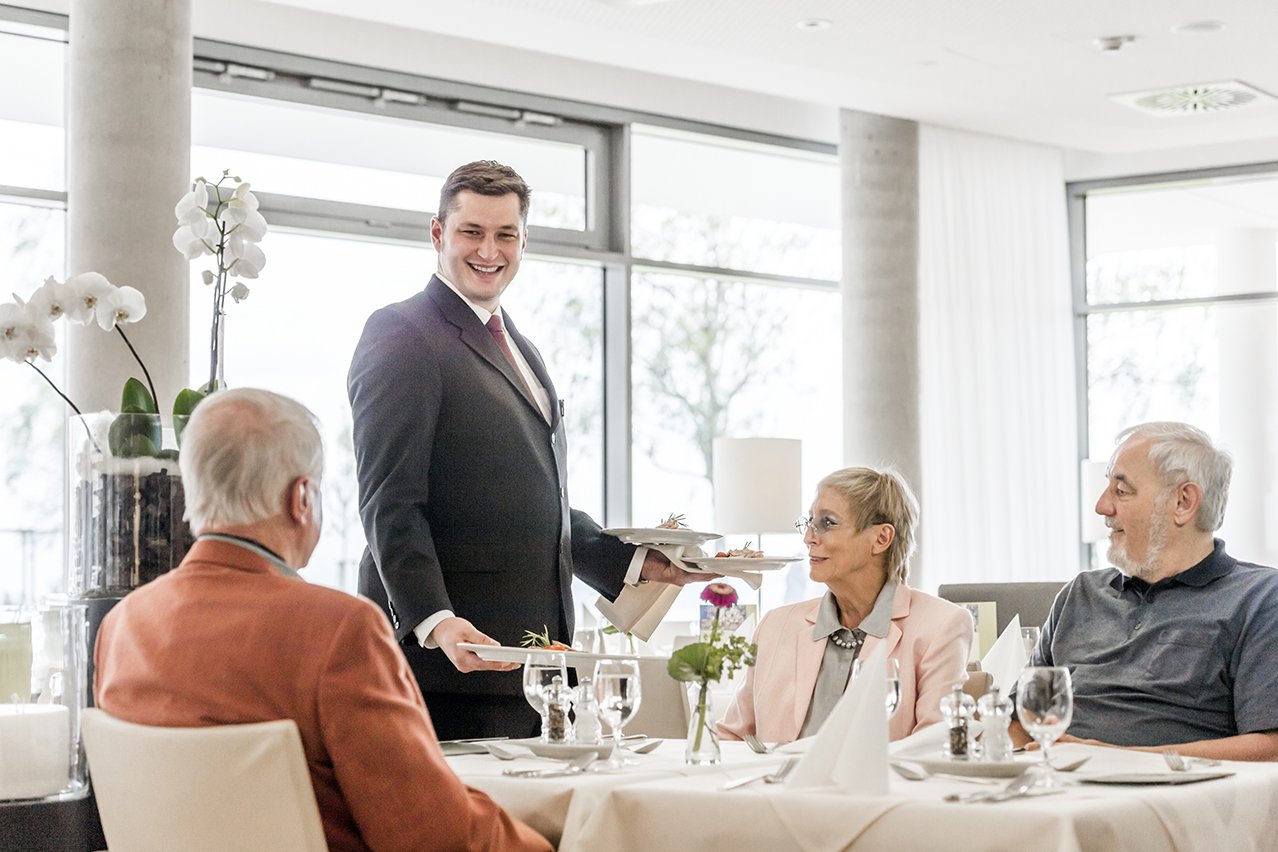 Im Restaurant des Augustinum sind Sie Stammgast mit Ihrer persönlichen „Stammbedienung“, die Ihre Wünsche und Vorlieben kennt. 