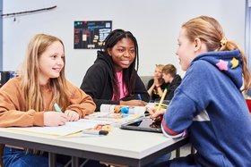 iPads zur Lernunterstützung Schülerinnen der Samuel-Heinicke-Realschule, die mit dem iPad im Unterricht arbeiten.