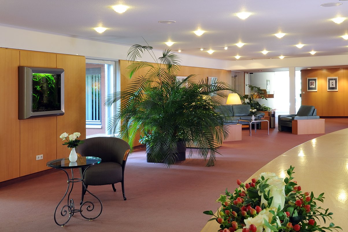 Im ganzen Haus – hier im Foyer – finden Sie gemütliche Sitzecken, um sich mit anderen Bewohner*innen oder mit Ihren Gästen zu treffen. 