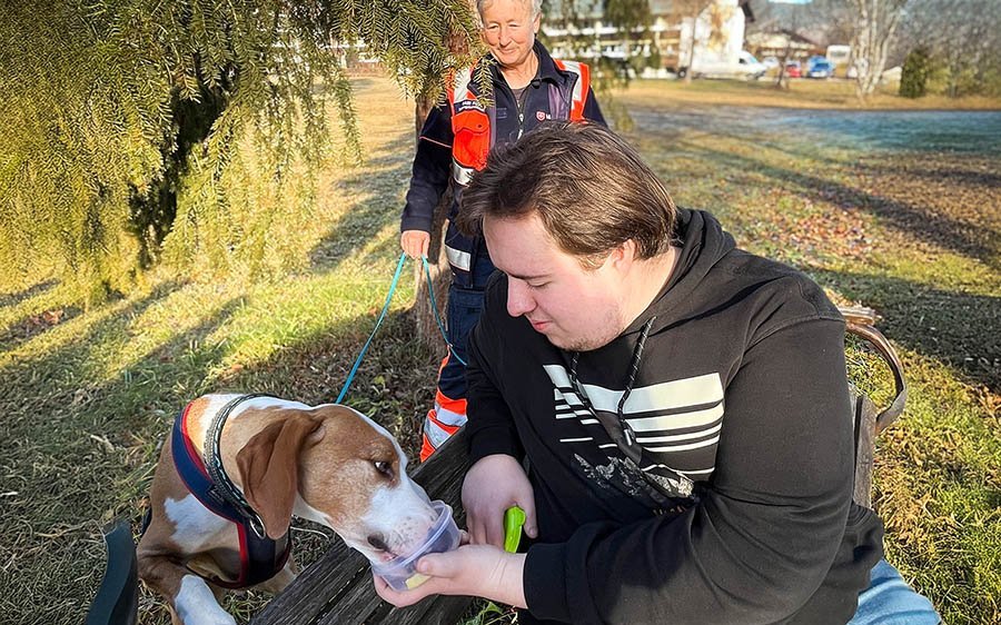 ein Rettungshund zu Besuch im Augustinum Berchtesgadener Land