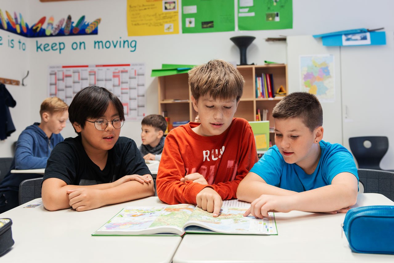 Schüler im Erdkundeunterricht des Landschulheims Elkofen