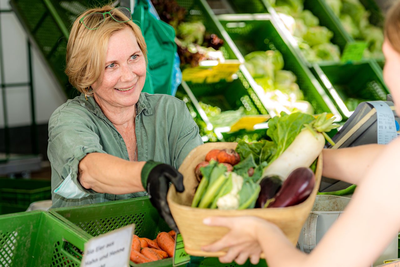 Auf dem Markt verkauft die Augustinum Gärtnerei Hollern ihr Gemüse