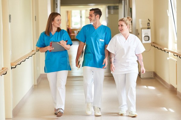 Mitarbeiter*innen der Augustinum Klinik