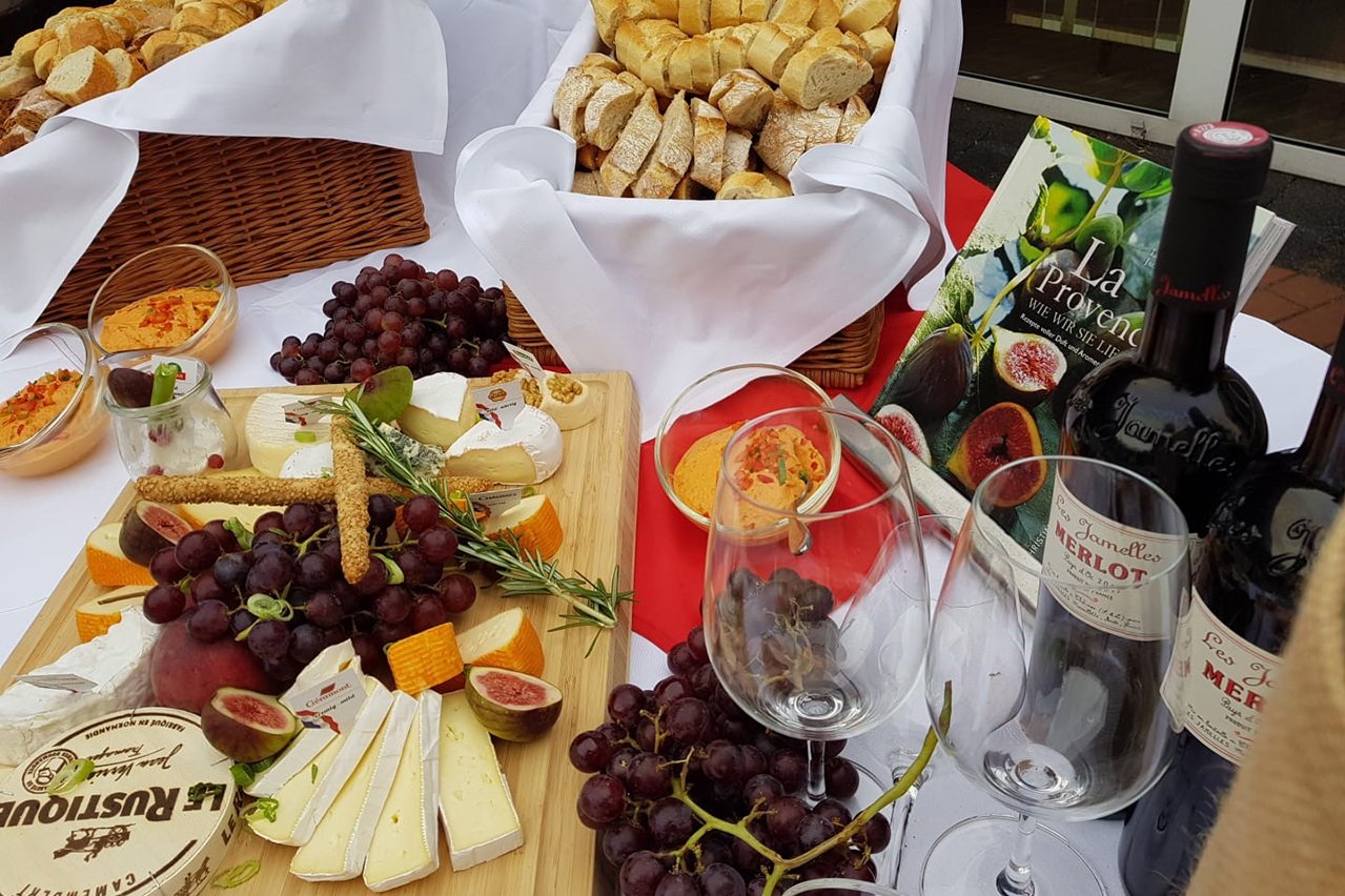 Internationale Küche gehört zum gastronomischen Angebot des Augustinum – nicht nur wie hier beim Europafest 2019.