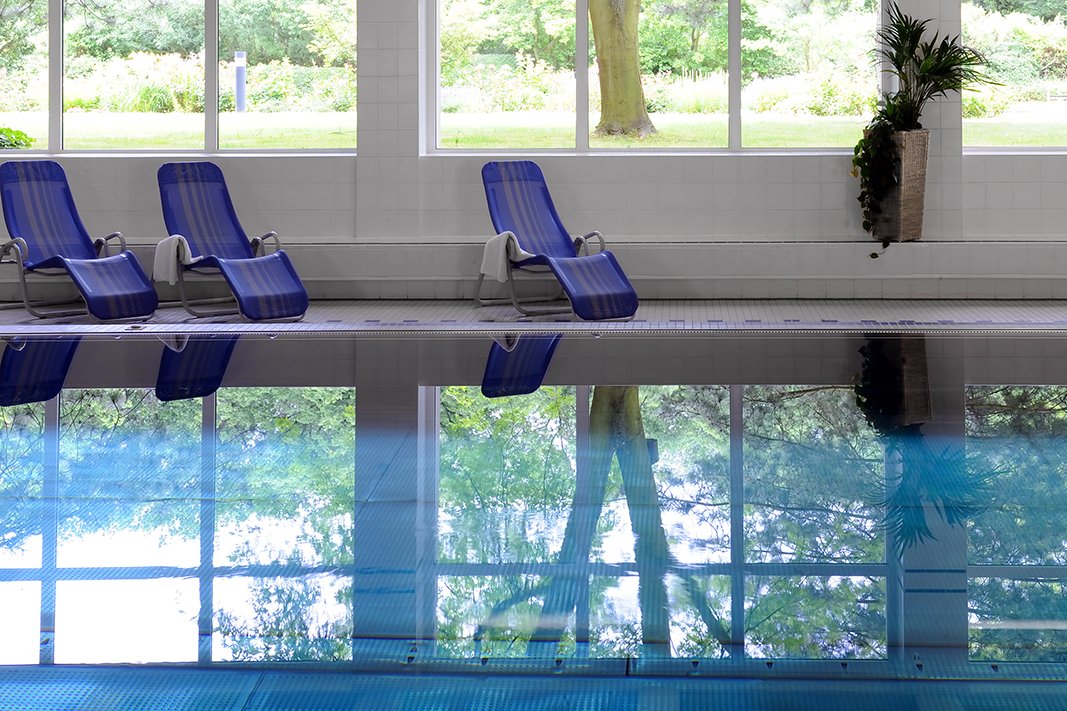 Schwimmbecken mit Liegestühlen am Rand