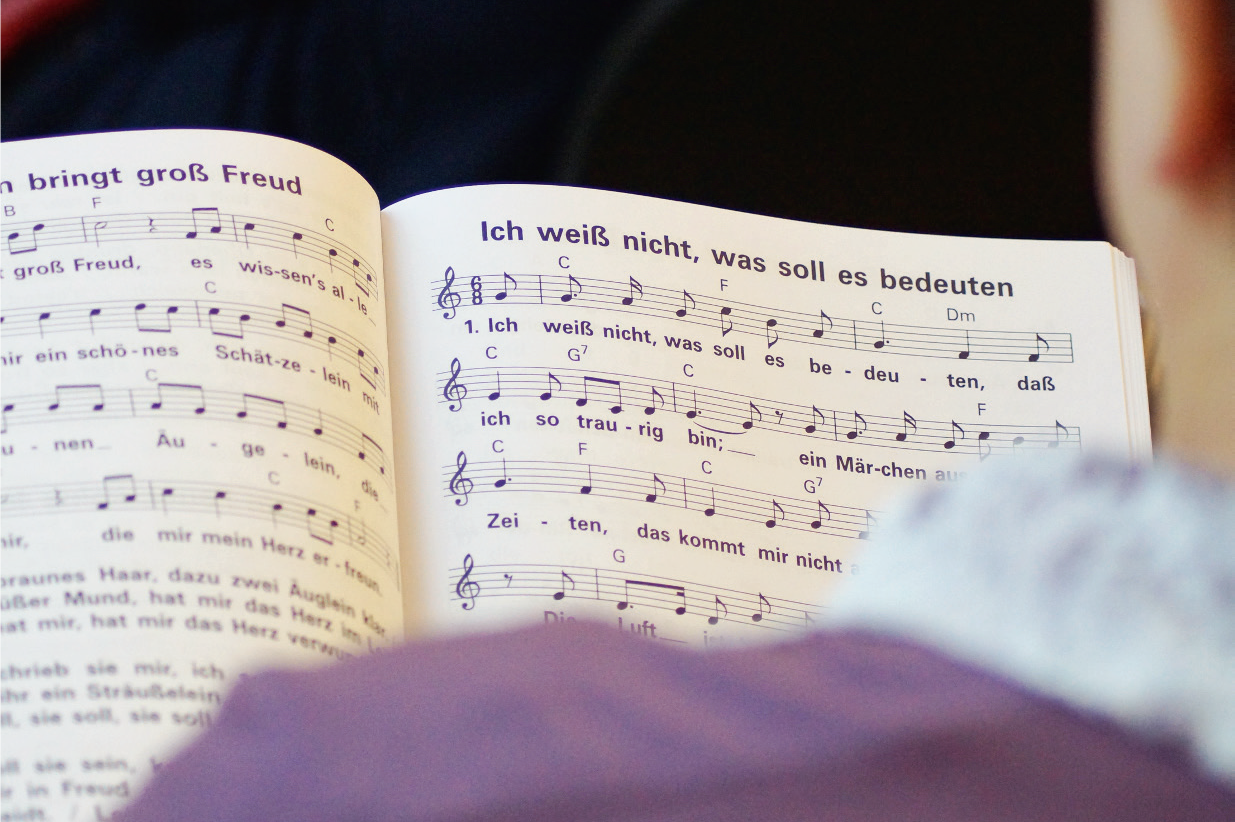 Aufgeschlagenes Liederbuch