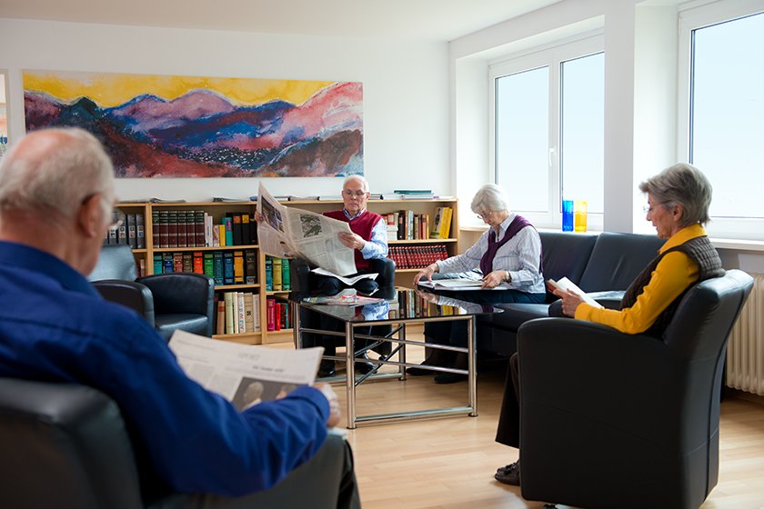 Bewohner*innen des Augustinum beim Lesen in der Bibliothek