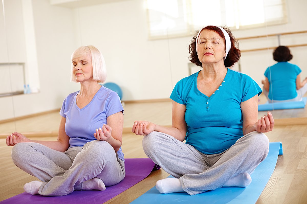 Zwei Damen im Schneidersitz bei der Meditation