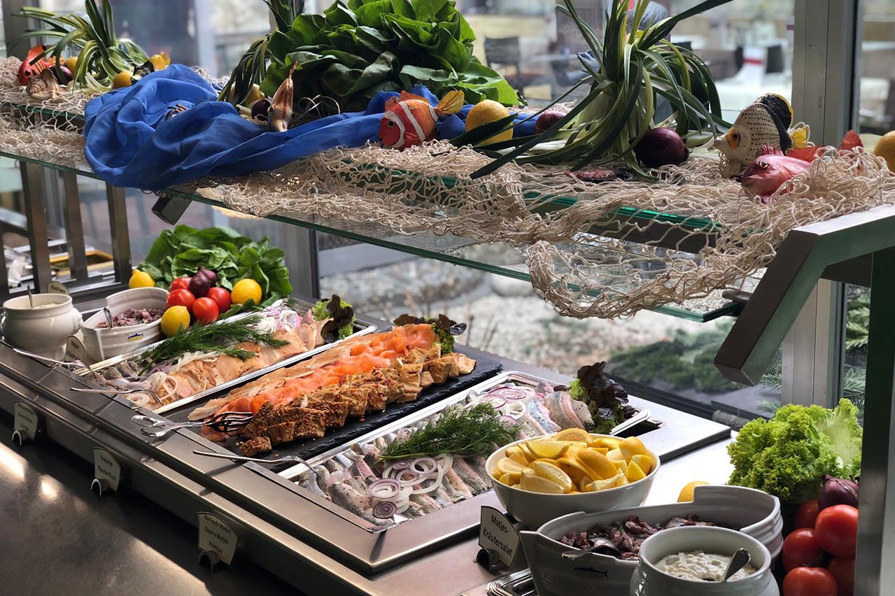 Immer wieder gibt es im Restaurant des Augustinum Überlingen besondere Events, zum Beispiel ein Fischbuffet am Aschermittwoch. 