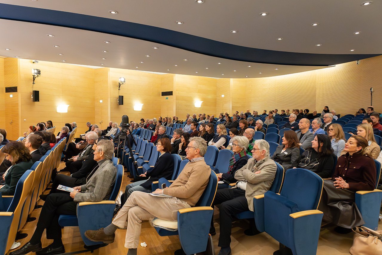 Ein seitlicher Blick auf die im Theatersaal sitzenden Besucher*innen der Veranstaltung
