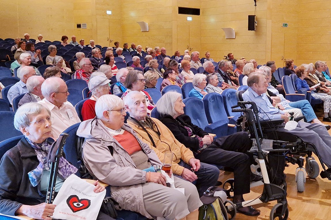 Senior*innen sitzen im Theatersaal der Augustinum Seniorenresidenz