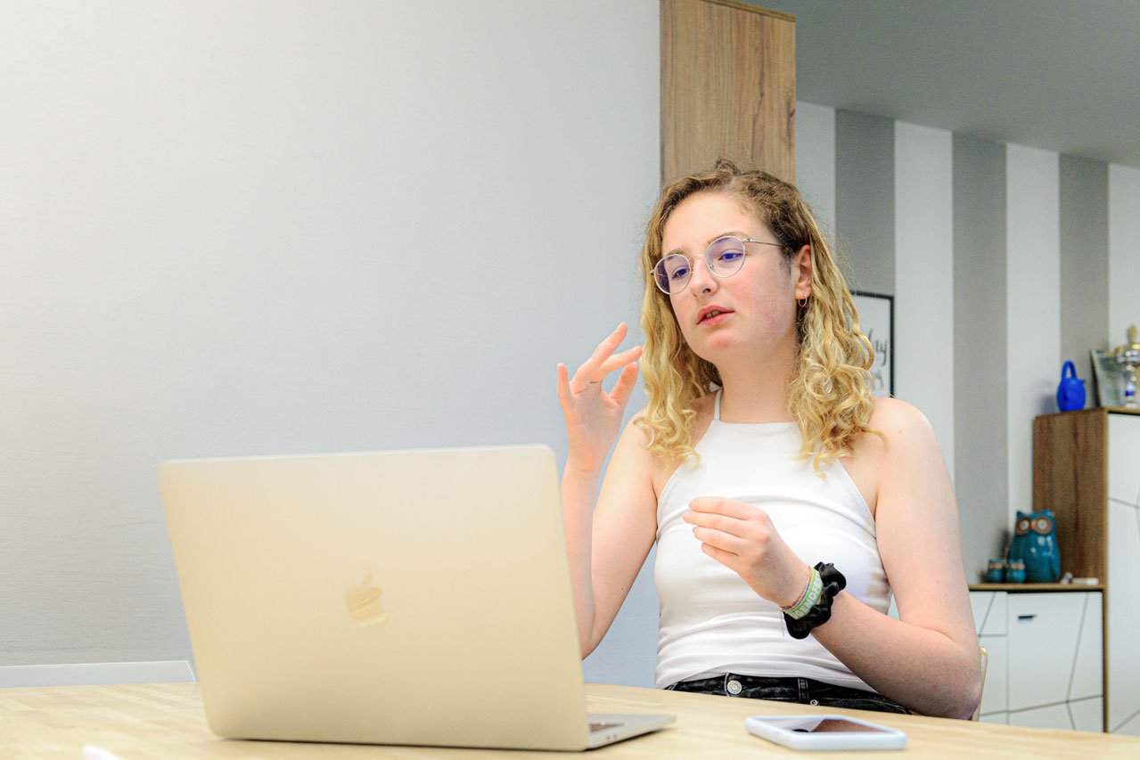 Videochat Eine Jugendliche unterhält sich per Videochat in Gebärdensprache