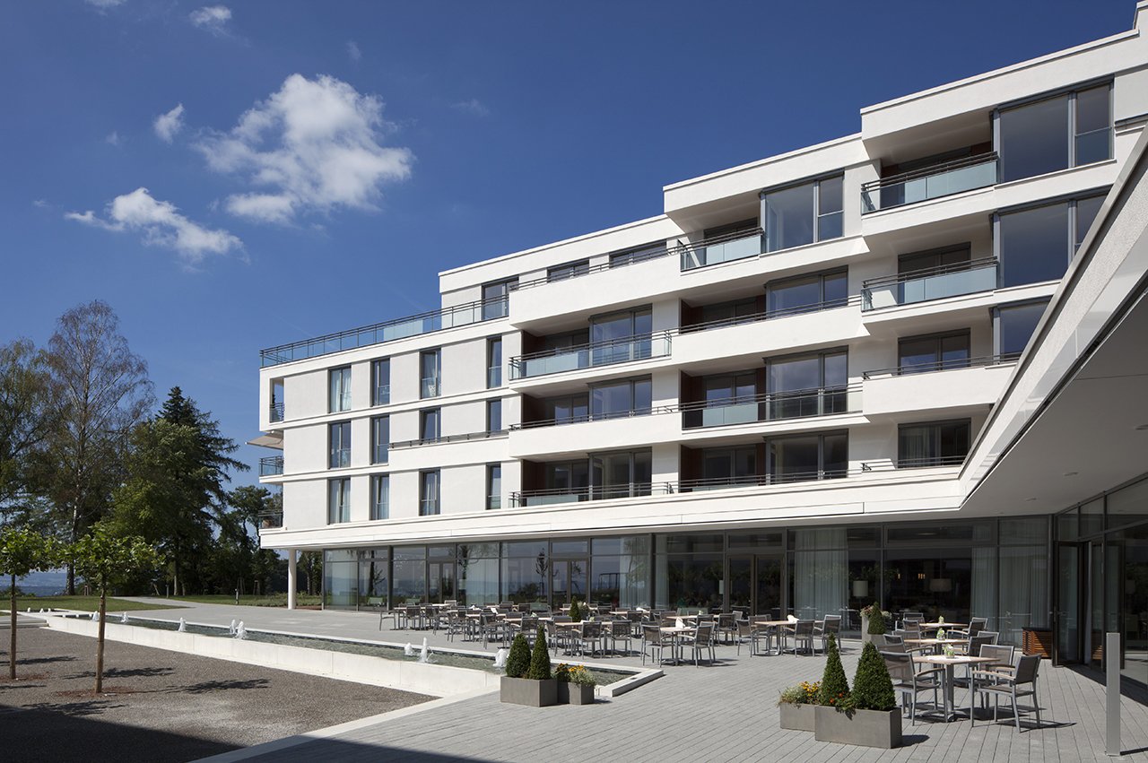 Auf der Terrasse können Sie neben dem Panoramablick auch Kaffee und Kuchen oder Eisspezialitäten genießen. 