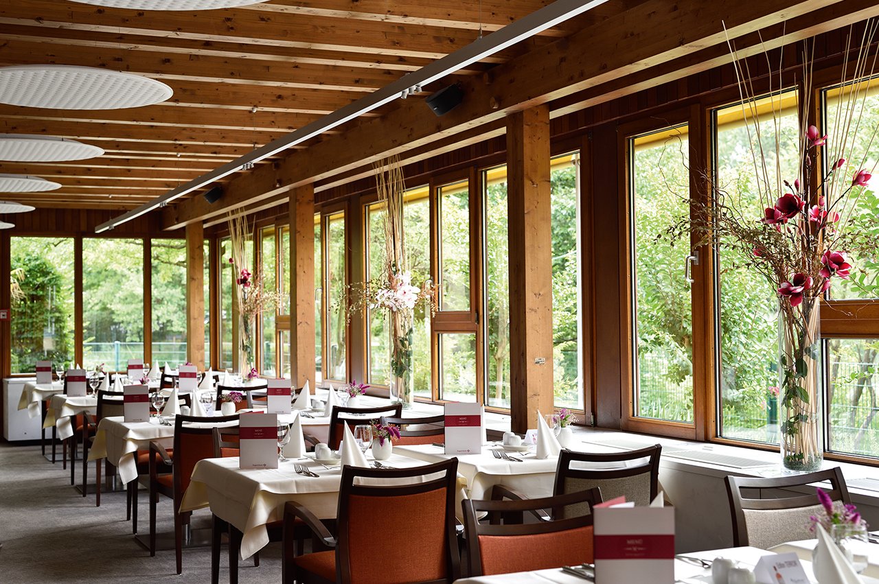 Im Restaurant treffen sich die Bewohner täglich, um gemeinsam die hervorragende Küche im Augustinum Freiburg zu genießen.