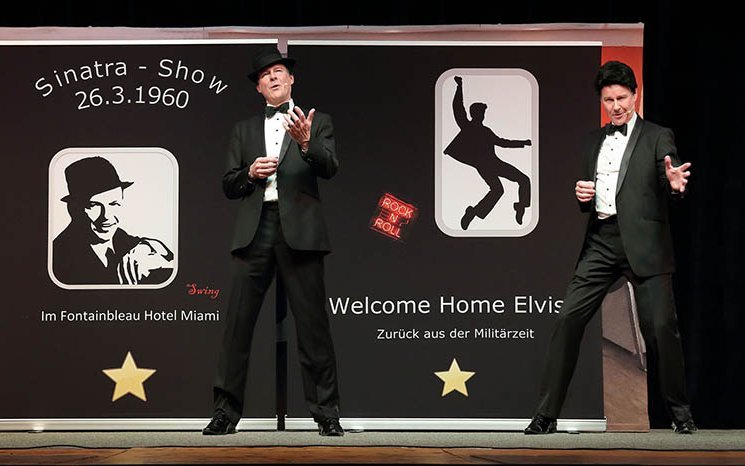 Elvis und Sinatra Double auf einer Bühne