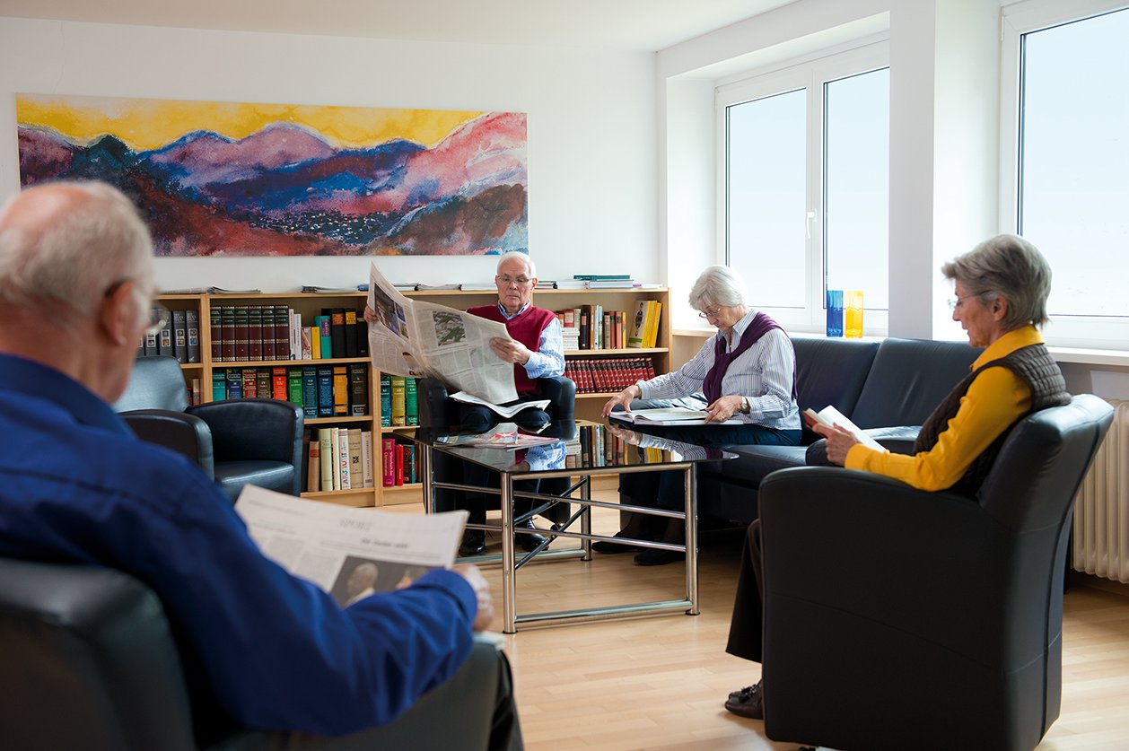 Lesen Sie Zeitung oder ein Buch in einem der Gemeinschaftsräume.