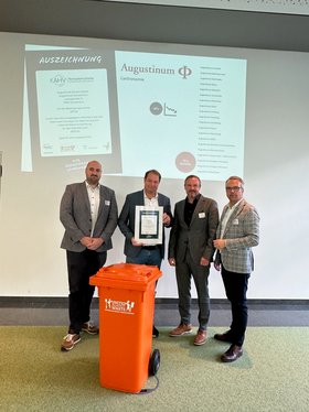 Mitarbeiter der Augustinum Service Gesellschaft und der Leiter der Organisation "United against Waste" bei einer Verleihung