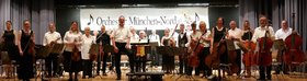 Augustinum München-Nord Orchester Mitglieder des Orchesters stehen mit ihren Instrumenten auf der Bühne