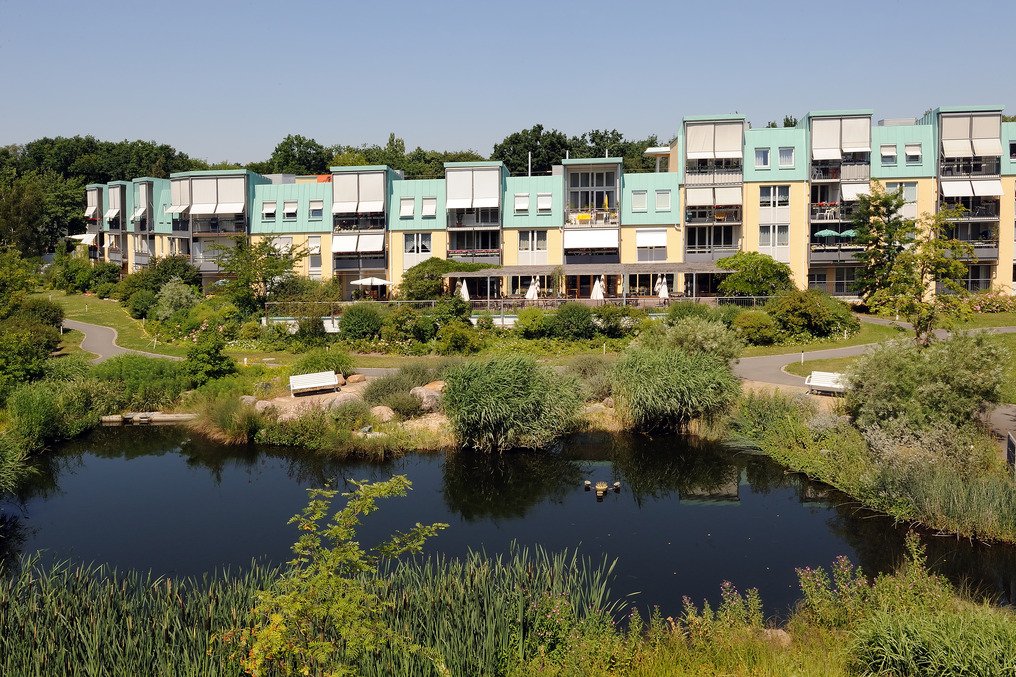 Die moderne Wohnanlage liegt inmitten eines großen Parks, der zu Spaziergängen einlädt.