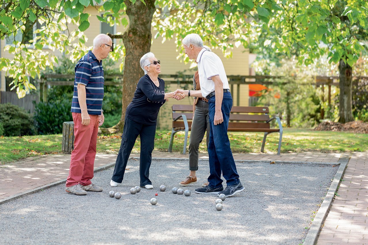 Senior*innen bei einem Boule-Spiel