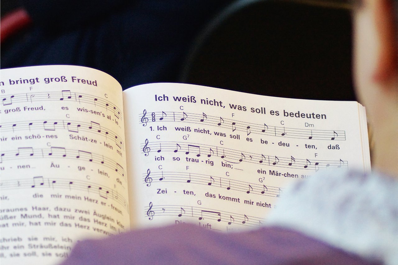 Aufgeschlagenes Liederbuch