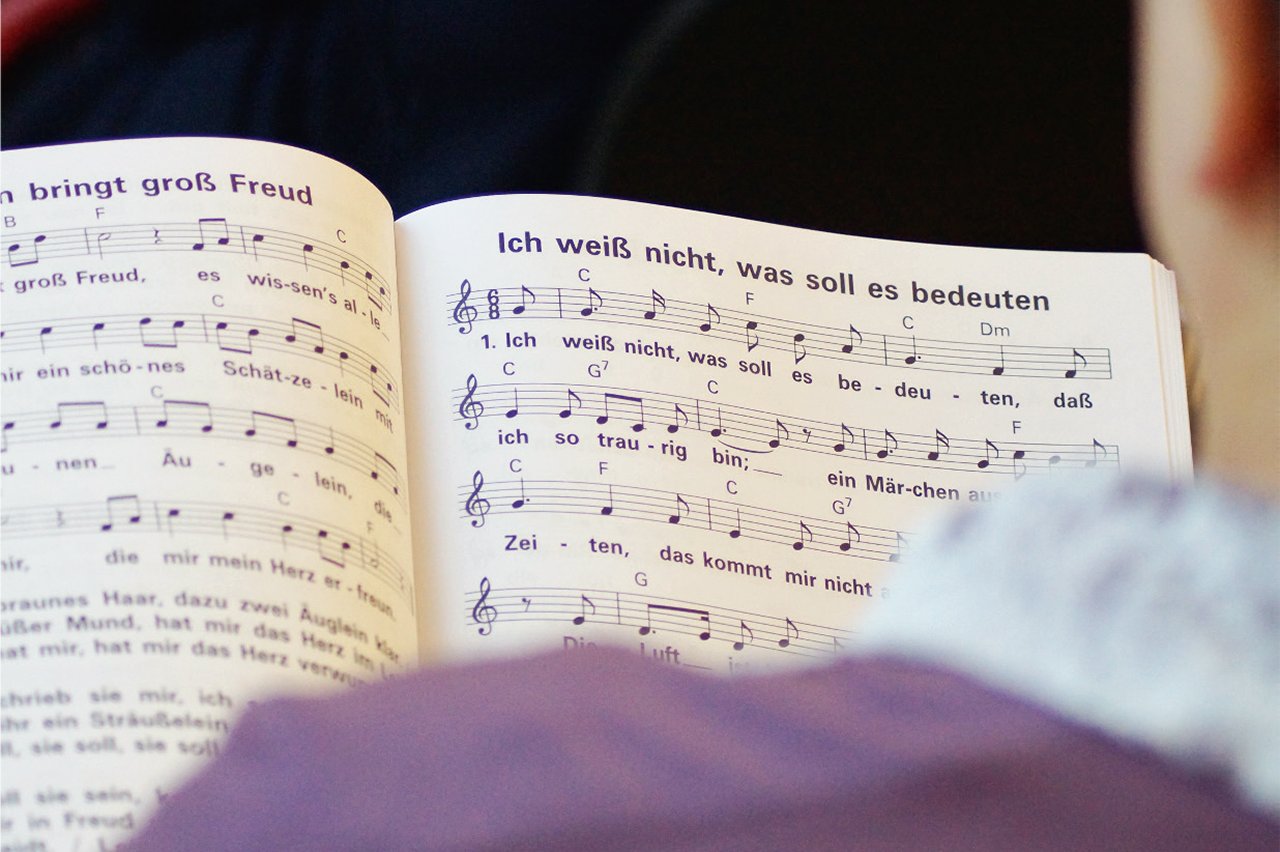Aufgeklapptes Liederbuch