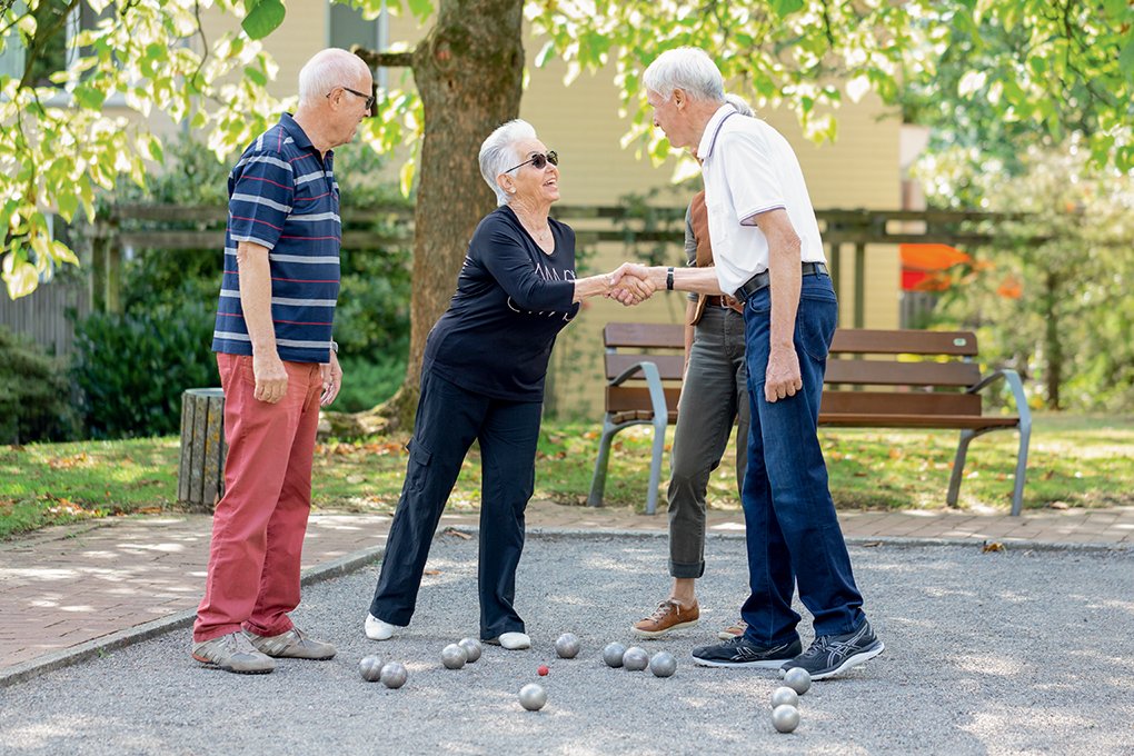 Boulespieler schütteln sich die Hände