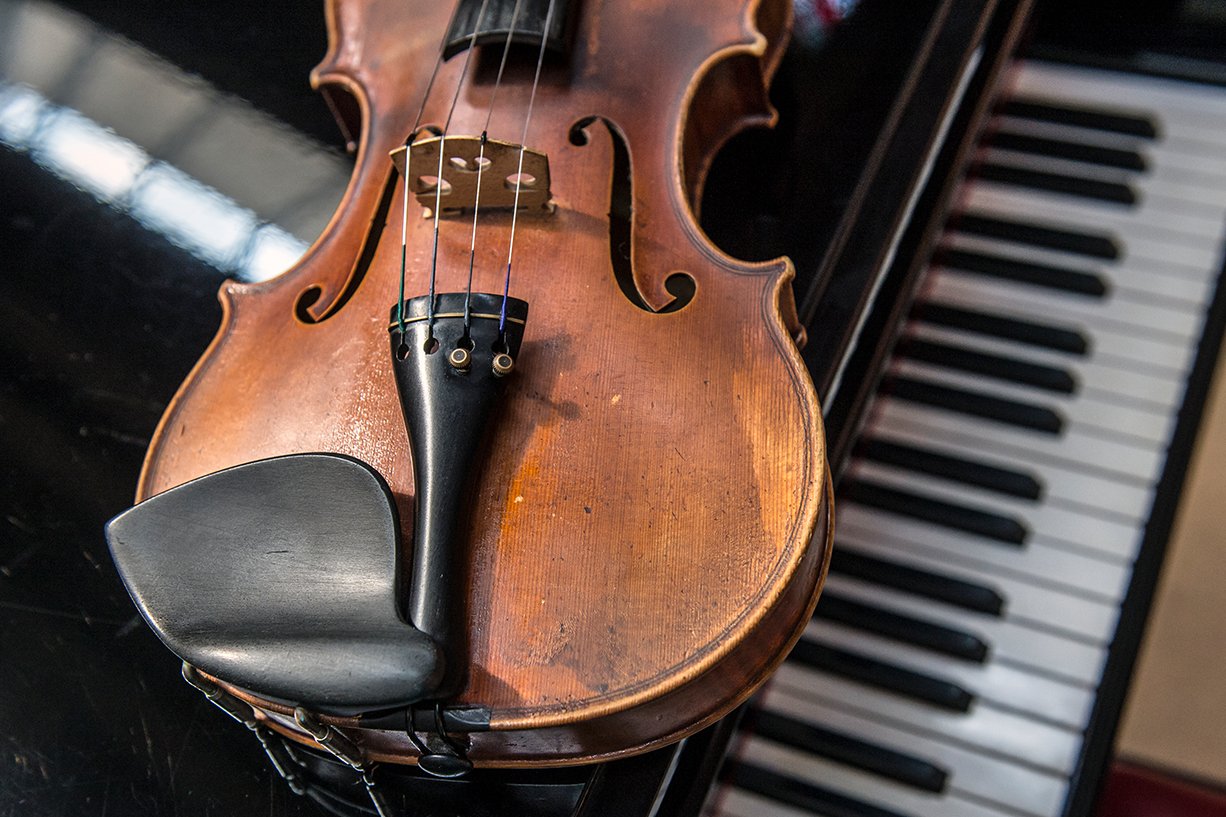 Eine Violine liegt auf einem Flügel